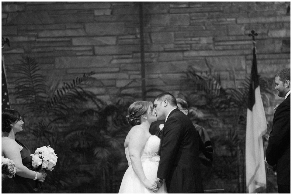 wedding first kiss